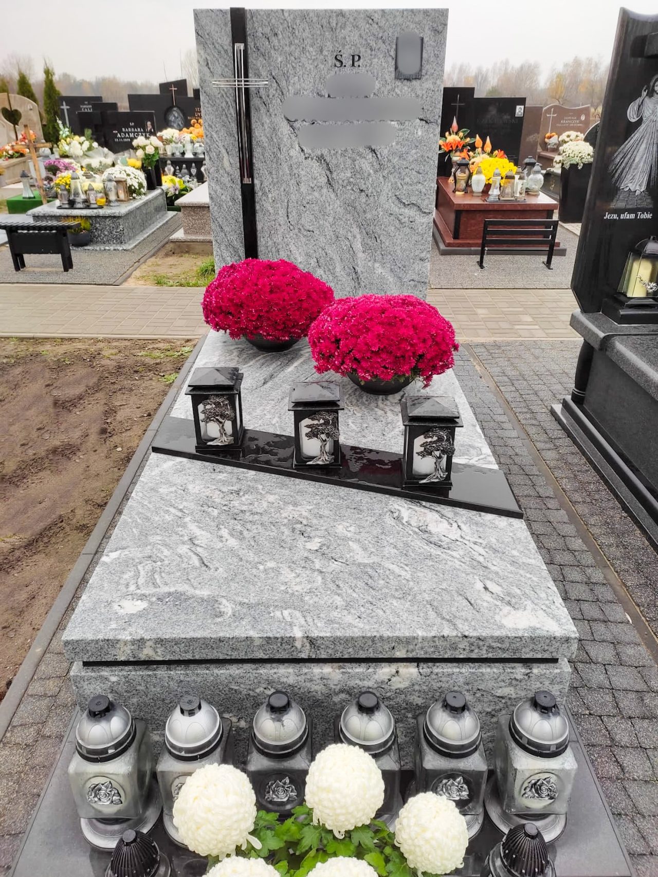 11_pomniki_babice_pomniki_granit-min