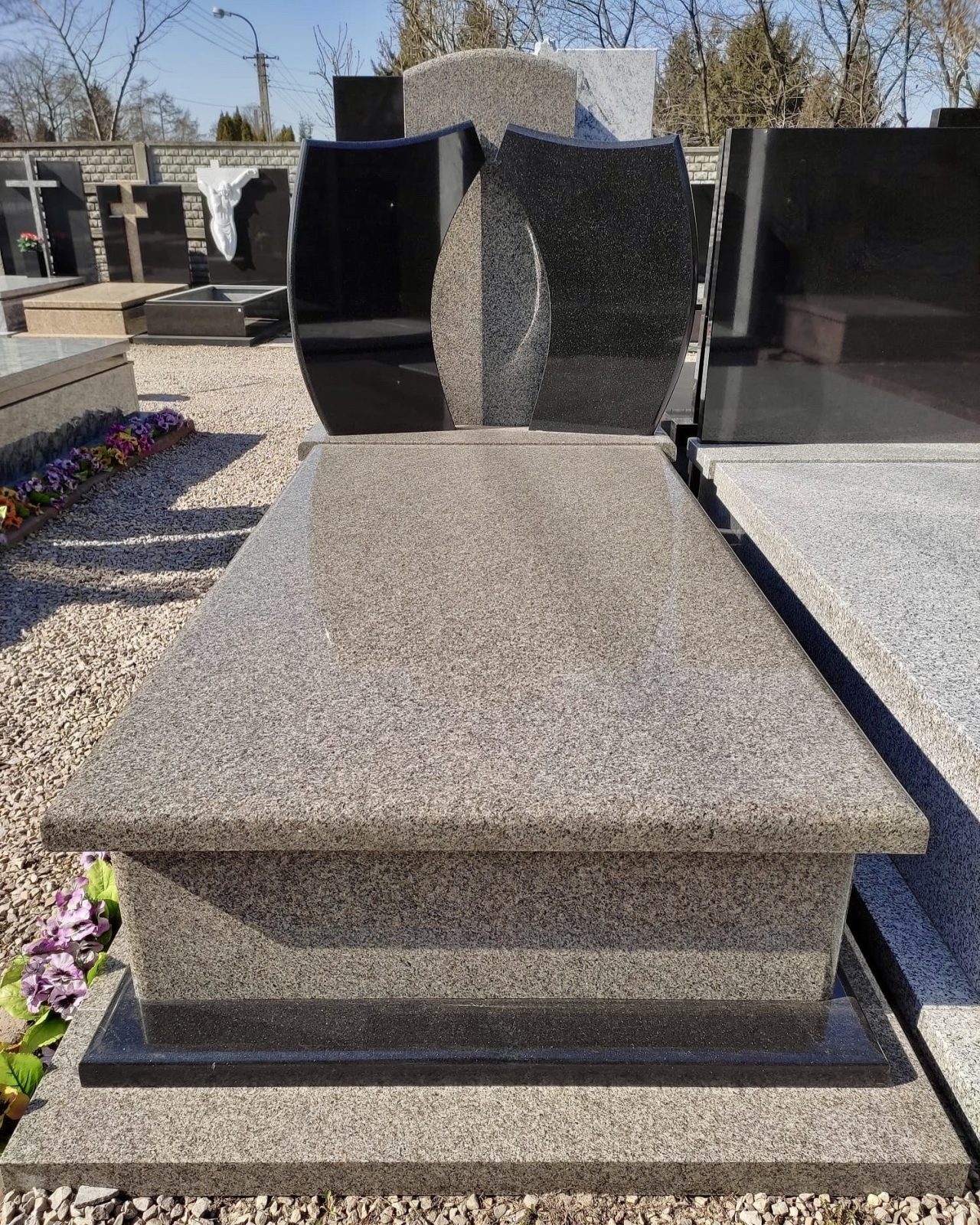 12_pomniki_babice_pomniki_granit-min