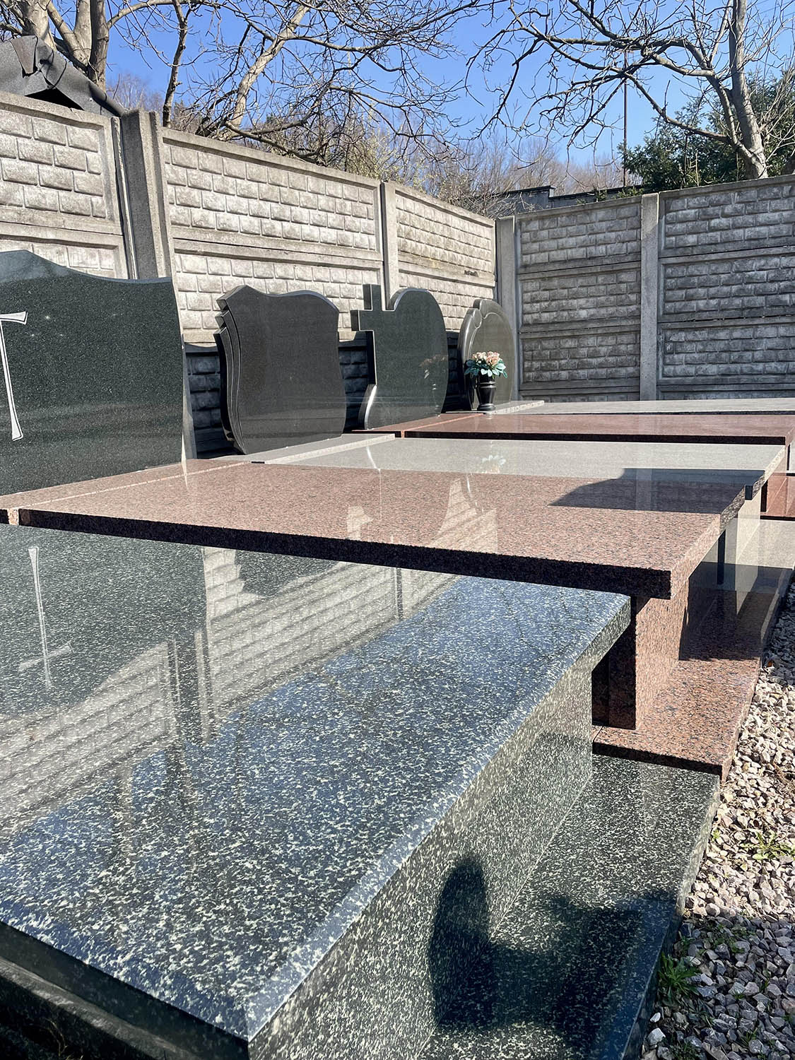 13_pomniki_babice_pomniki_granit-min