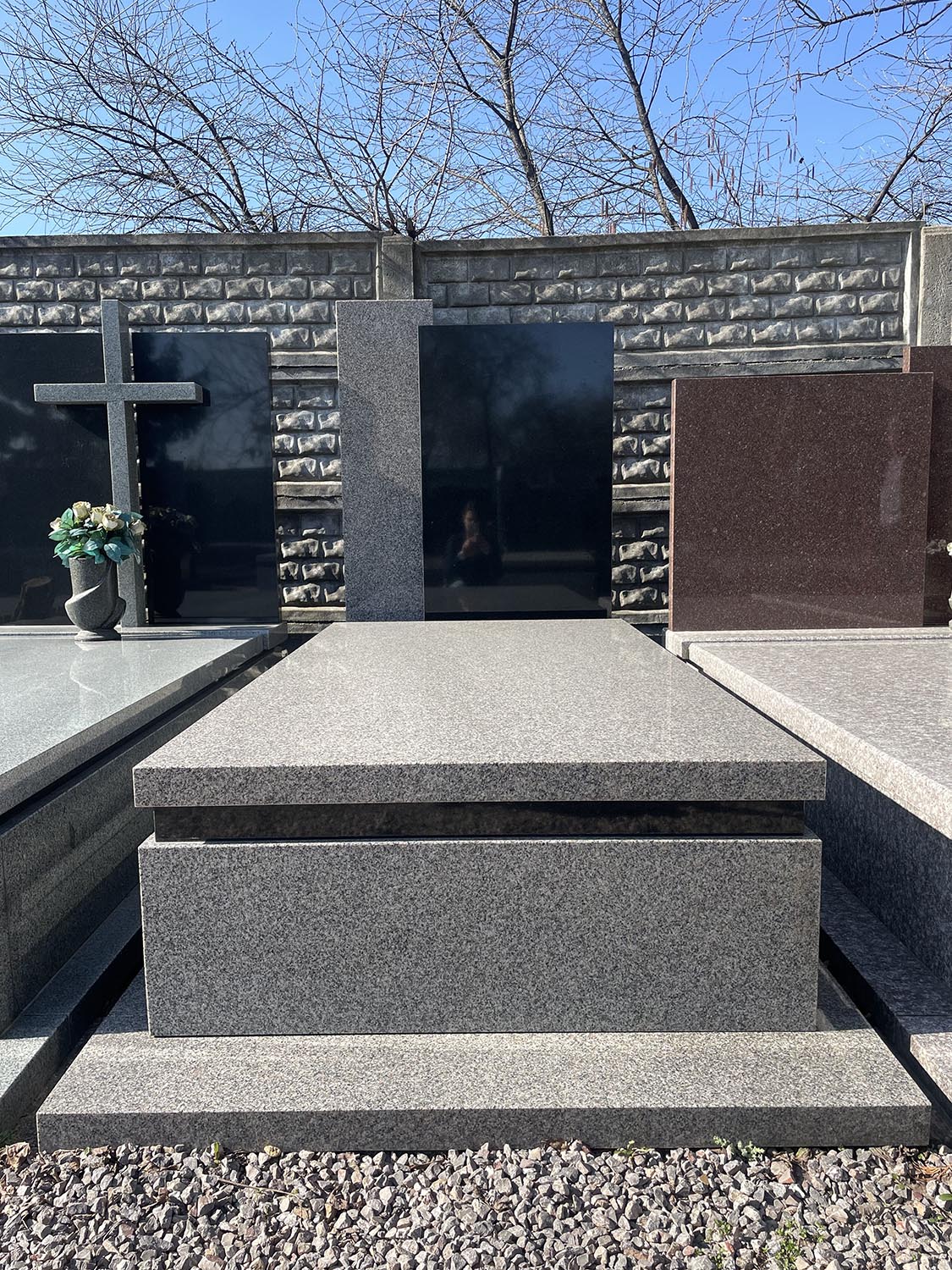 15_pomniki_babice_pomniki_granit-min