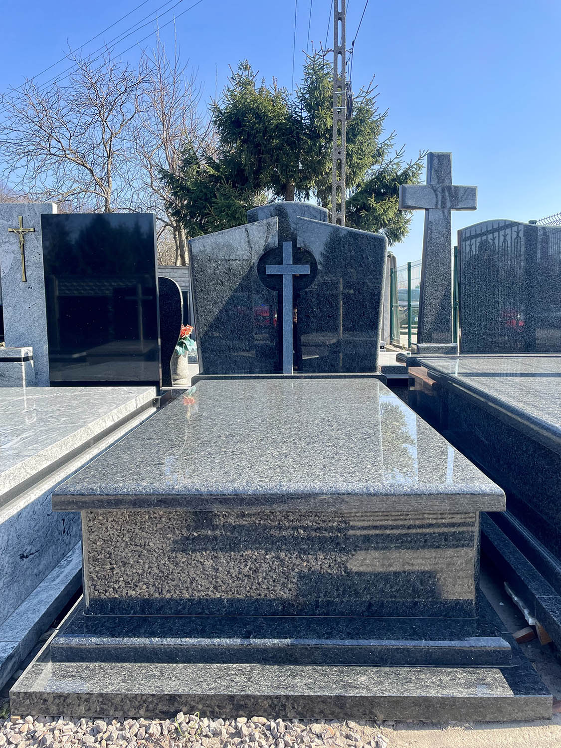 18_pomniki_babice_pomniki_granit-min