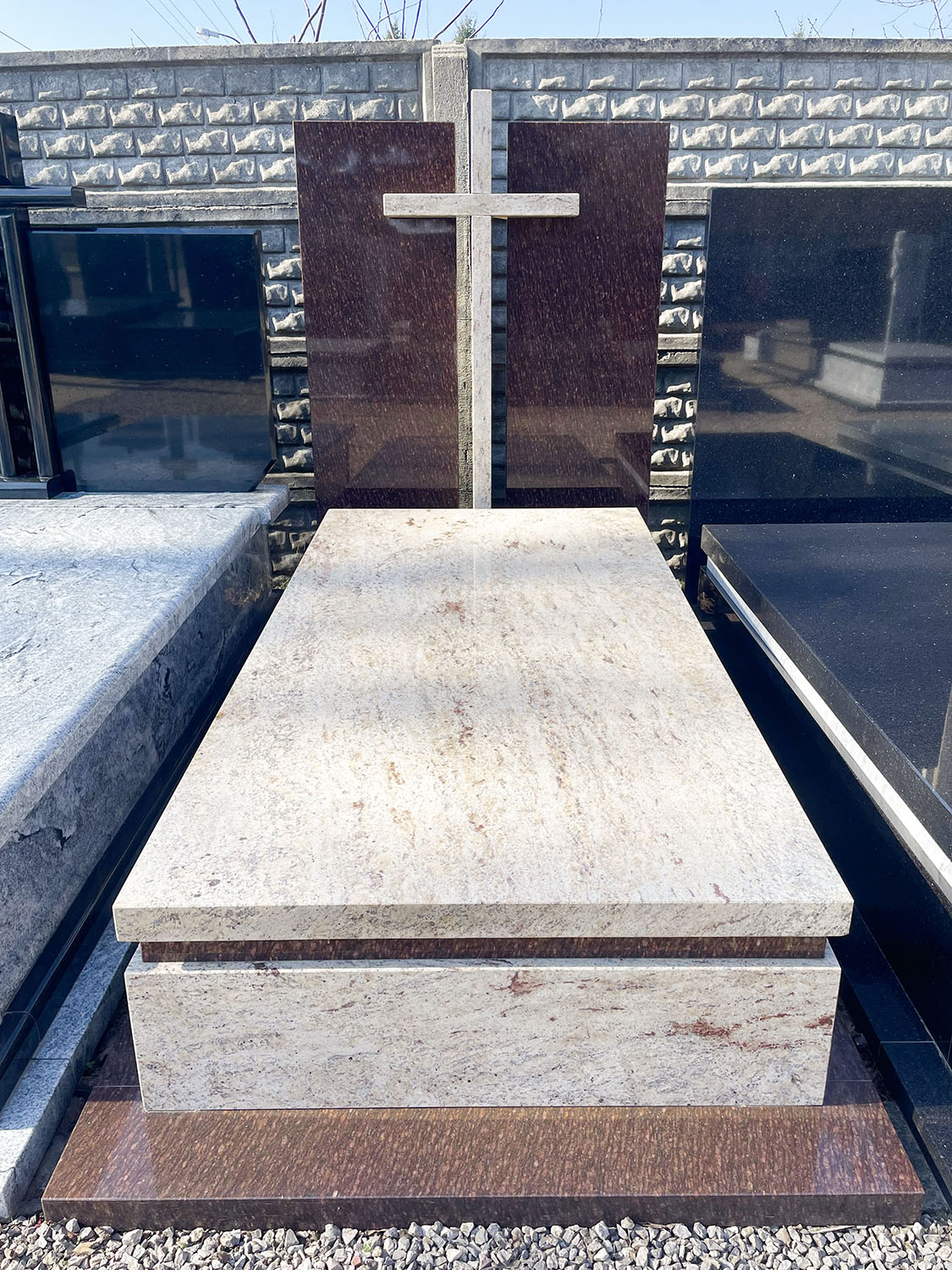 19_pomniki_babice_pomniki_granit-min