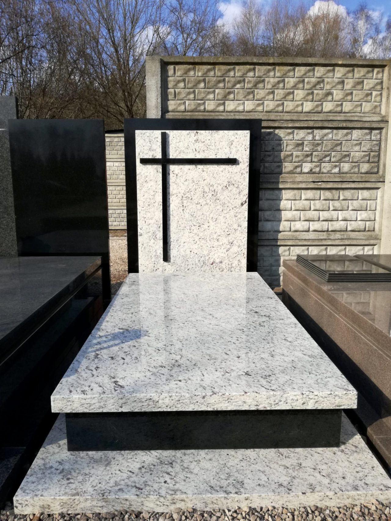 1_pomniki_babice_pomniki_granit